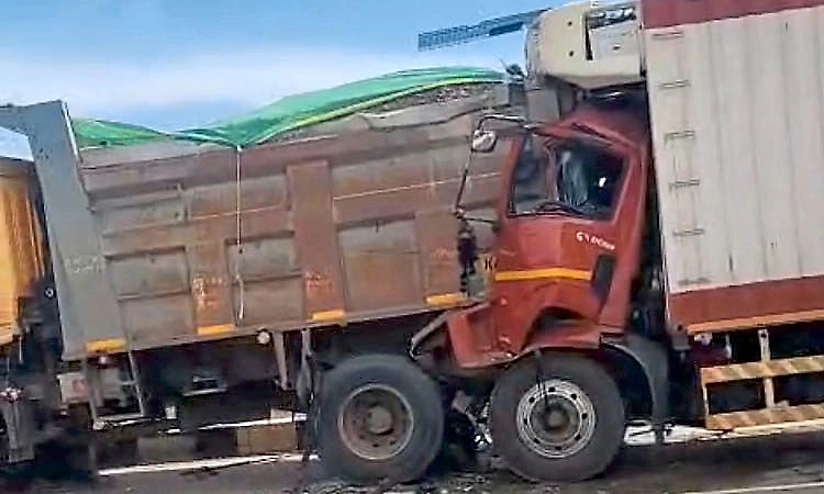 Two drivers killed as canter rams into parked tipper on highway near Dharwad