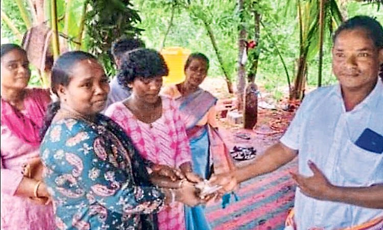 ಬ್ರೇಸ್‌ಲೆಟ್‌ ಮರಳಿಸಿದ ಯುವತಿಗೆ ಲಕ್ಷ  ರೂ. ಬಹುಮಾನ!