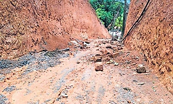 ನಾಗುರಿ ಗುಡ್ಡ: ಕಂದಕ ರಸ್ತೆ ಬದಿಯಲ್ಲಿ ಕುಸಿತ