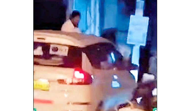 Laggere: ಕಾರಿನ ಬ್ಯಾನೆಟ್‌ ಮೇಲೆ ವ್ಯಕ್ತಿಯ ಎಳೆದೊಯ್ದು ವಿಕೃತಿ ಮೆರೆದ ಚಾಲಕರು