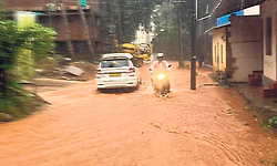 ಆದಿ ಸುಬ್ರಹ್ಮಣ್ಯ ದೇಗುಲದ ಮುಂಭಾಗಕ್ಕೆ  ನೆರೆ ನೀರು; ಹಲವೆಡೆ ಗುಡ್ಡ ಕುಸಿತ