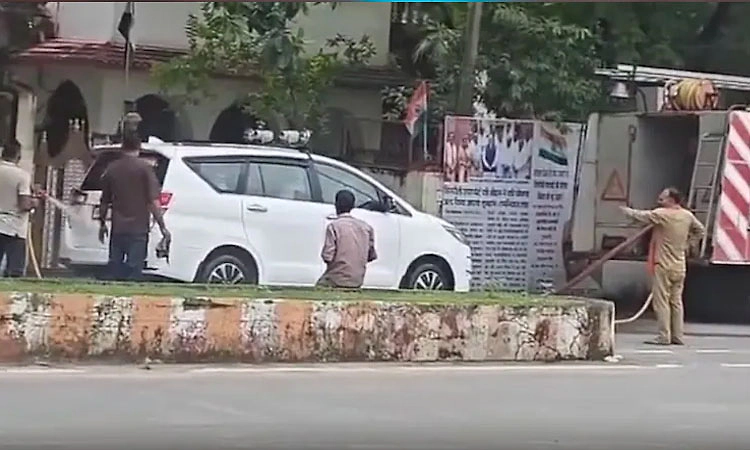 ಅಗ್ನಿಶಾಮಕ ವಾಹನದಿಂದ ಬಿಜೆಪಿ ಶಾಸಕನ ಕಾರು ವಾಶ್: ವಿಡಿಯೋ ವೈರಲ್, ತೀವ್ರ ಆಕ್ರೋಶ