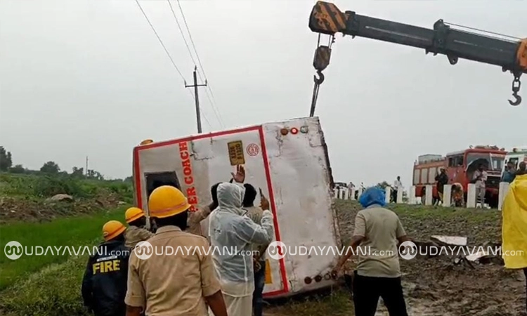 Raichur: ನಾಯಿ ತಪ್ಪಿಸಲು ಹೋಗಿ ಜಮೀನಿಗೆ ಉರುಳಿದ ಸ್ಲೀಪರ್ ಬಸ್!