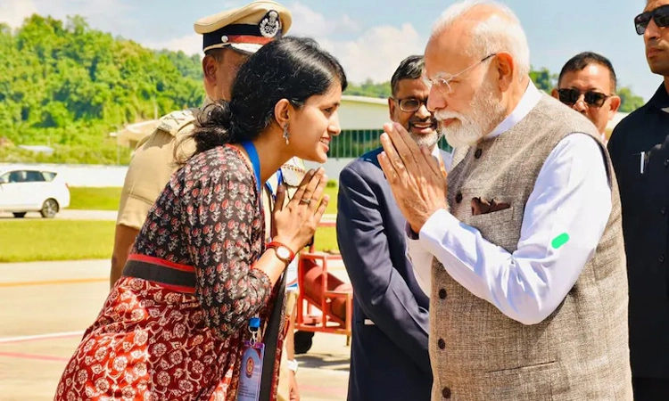 Arunachal Pradesh: ಪ್ರಧಾನಿ ಅವರನ್ನು ಸ್ವಾಗತಿಸಿದ‌ ಮಹಿಳಾ IAS ಅಧಿಕಾರಿಯ ಫೋಟೊ ವೈರಲ್
