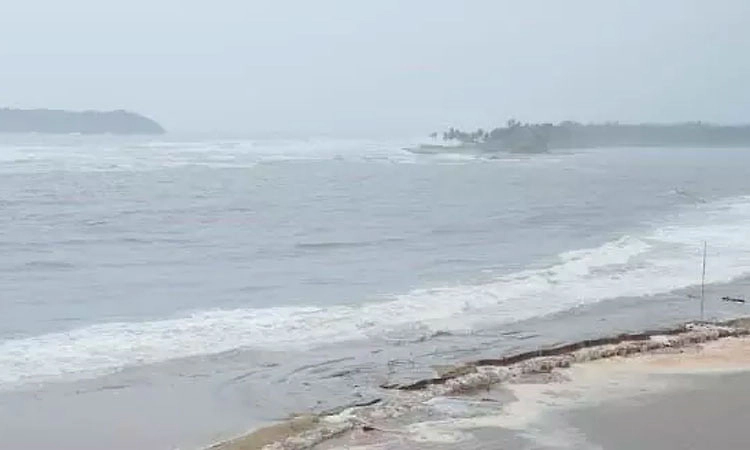 Mangaluru: ಬಂಡೆಗೆ ಢಿಕ್ಕಿ: ಮೀನುಗಾರಿಕ ದೋಣಿಗೆ ಹಾನಿ