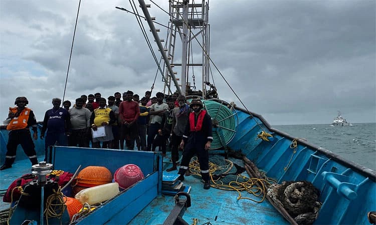 ಮಂಗಳೂರು: ಅಪಾಯಕ್ಕೆ ಸಿಲುಕಿದ್ದ 31 ಮೀನುಗಾರರನ್ನು ರಕ್ಷಿಸಿದ ಕೋಸ್ಟ್ ಗಾರ್ಡ್