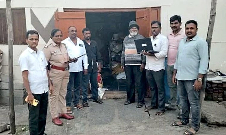 Davanagere: ವಿವಿಧೆಡೆ ಮಿಂಚಿನ ದಾಳಿ; ಅಕ್ರಮವಾಗಿ ಸಂಗ್ರಹಿಸಿಟ್ಟಿದ್ದ ಅಕ್ಕಿ, ರಾಗಿ ವಶ