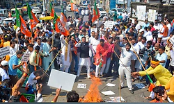ಮೋದಿ ವಿರುದ್ಧ ಖರ್ಗೆ ವಿವಾದಾತ್ಮಕ ಹೇಳಿಕೆಗೆ BJP ಆಕ್ರೋಶ: ಪ್ರತಿಭಟನೆ, ಕ್ಷಮೆಯಾಚನೆಗೆ ಆಗ್ರಹ