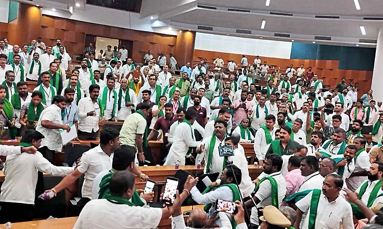 Belagavi: ಸಿಎಂ ಸಭೆಗೂ ಮುನ್ನವೇ ಗಲಾಟೆ: ಕಬ್ಬಿನ ದರ ವಿಚಾರಕ್ಕೆ ಕೈಕೈ ಮಿಲಾಯಿಸಿದ ರೈತರು!
