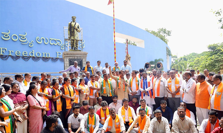 ಕಾಂಗ್ರೆಸ್ ನಾಶಕ್ಕೆ ಅಪ್ಪ-ಮಗ ಸಾಕು: ಖರ್ಗೆ ವಿರುದ್ಧ ಆರ್. ಅಶೋಕ್ ವಾಗ್ದಾಳಿ