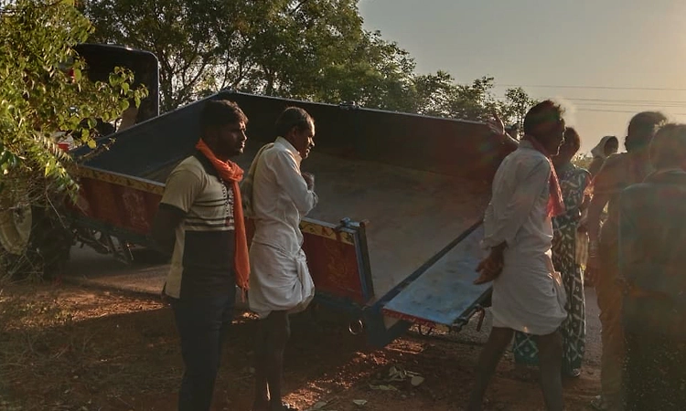 ಕೆಲಸಕ್ಕೆ ತೆರಳುತ್ತಿದ್ದ ಟ್ರ್ಯಾಕ್ಟರ್‌ ಟ್ರಾಲಿ ಚಕ್ರ ಕಳಚಿ ಅವಘಡ; ಇಬ್ಬರಿಗೆ ತೀವ್ರ ಗಾಯ