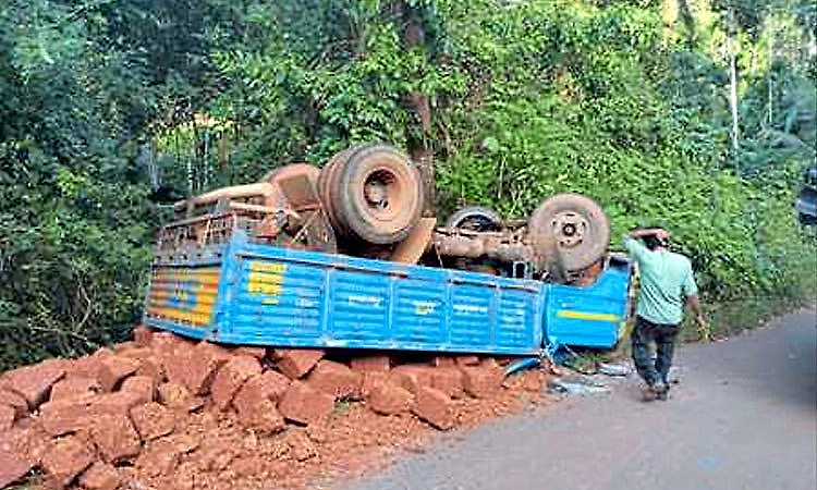 M'luru: Red stone-laden lorry skids for 10 metres after overturning, stones scatter on road