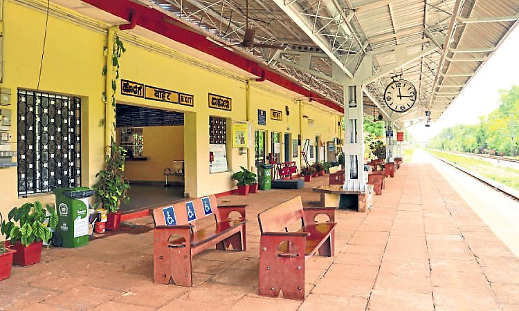 Kota: ಬಾರಕೂರು ರೈಲು ನಿಲ್ದಾಣದಲ್ಲಿ ಪಾರ್ಕಿಂಗ್‌ ಸಮಸ್ಯೆ