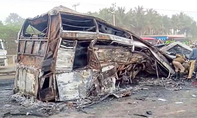 Private bus driver injured in Hiriyur accident dies during treatment