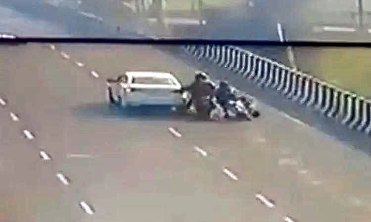 Robbery: ಹಾಡಹಗಲೇ ಹೆದ್ದಾರಿಯಲ್ಲಿ ದರೋಡೆಕೋರರ ಅಟ್ಟಹಾಸ...  85 ಲಕ್ಷ ದೋಚಿ ಪರಾರಿ