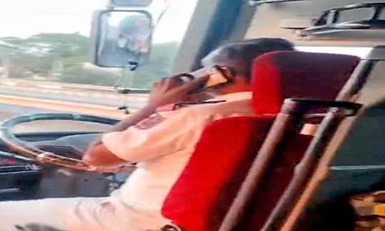 Dharawad: ಮೊಬೈಲ್ ಬಳಸುತ್ತಲೇ ಬಸ್ ಡ್ರೈವಿಂಗ್... ಪ್ರಯಾಣಿಕರಲ್ಲಿ ಆತಂಕ