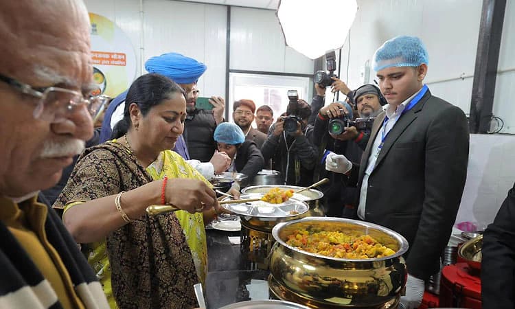 ವಾಜಪೇಯಿ ಜನ್ಮ ಶತಾಬ್ದಿ: ದಿಲ್ಲಿಯಲ್ಲಿ 45 ಅಟಲ್‌ ಕ್ಯಾಂಟೀನ್‌ಗಳಿಗೆ ಸಿಎಂ ಚಾಲನೆ  