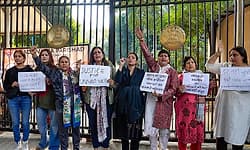 ಸೆಂಗಾರ್ ಶಿಕ್ಷೆ ಅಮಾನತು: ದೆಹಲಿ ಹೈಕೋರ್ಟ್‌ ಮುಂದೆ ಪ್ರತಿಭಟನೆ