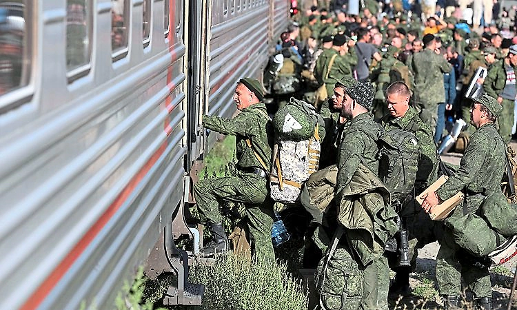 Russia offers cash bonuses, frees prisoners and lures foreigners to replenish its troops in Ukraine