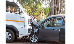 ನೆಲ್ಲಿಕಾರು ಬಳಿ ಕಾರು - ಟೆಂಪೋ  ಢಿಕ್ಕಿ: ಮೂವರಿಗೆ ಗಾಯ