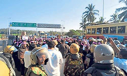 ಮಹಿಳೆಯರಿಂದ ಕುಂಬಳೆ ಟೋಲ್‌ ಪ್ಲಾಜಾಕ್ಕೆ ಮುತ್ತಿಗೆ ಯತ್ನ; ಸಂಚಾರ ಸ್ತಬ್ಧ