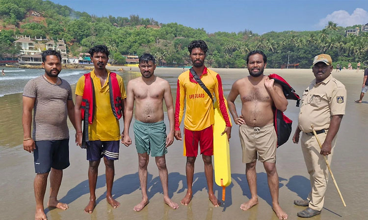 Gokarna: ಸಮುದ್ರದ ಅಲೆಗಳ ಅಬ್ಬರಕ್ಕೆ ಕೊಚ್ಚಿ ಹೋಗಿದ್ದ ಪ್ರವಾಸಿಗರ ರಕ್ಷಣೆ
