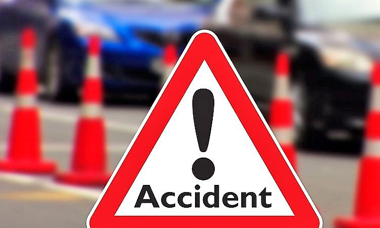 Udupi: ಕಾರು ಢಿಕ್ಕಿ: ಅಂಗಡಿಯಲ್ಲಿದ್ದ ವಸ್ತುಗಳಿಗೆ ಹಾನಿ  