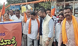 ತೀವ್ರ ಚರ್ಚೆಗೆ ಗ್ರಾಸವಾದ ಕಾಂಗ್ರೆಸ್‌ ಶಾಸಕ ಡಾ| ಮಂತರ್‌ ಗೌಡ ಕೇಸರಿ ನಡೆ!