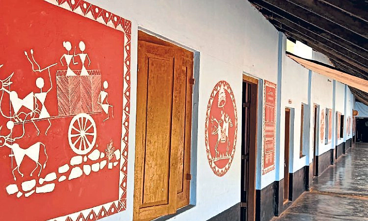 ಮಂಡೆಕೋಲು ಸರಕಾರಿ ಶಾಲೆಗೆ ವರ್ಲಿ ಚಿತ್ರಗಳ ಮೆರಗು