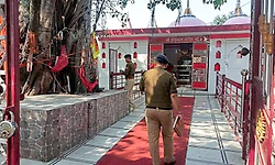 ದೇವರಿಗೆ ಶಿರಬಾಗಿ ನಮಸ್ಕರಿಸಿ ದೇವಸ್ಥಾನದ ಕಾಣಿಕೆ ಹುಂಡಿಯನ್ನೇ ಹೊತ್ತೊಯ್ದ ಖದೀಮರು!