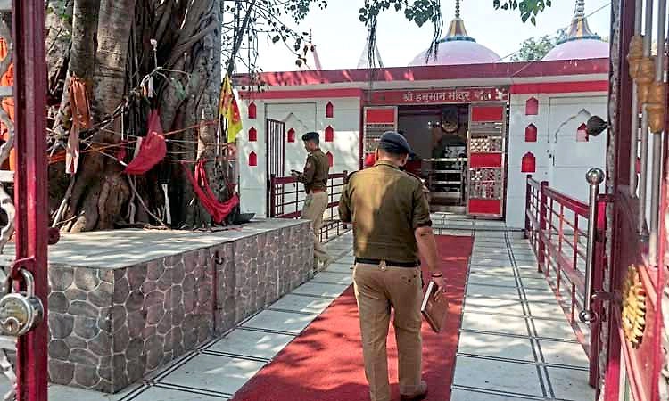 ದೇವರಿಗೆ ಶಿರಬಾಗಿ ನಮಸ್ಕರಿಸಿ ದೇವಸ್ಥಾನದ ಕಾಣಿಕೆ ಹುಂಡಿಯನ್ನೇ ಹೊತ್ತೊಯ್ದ ಖದೀಮರು!