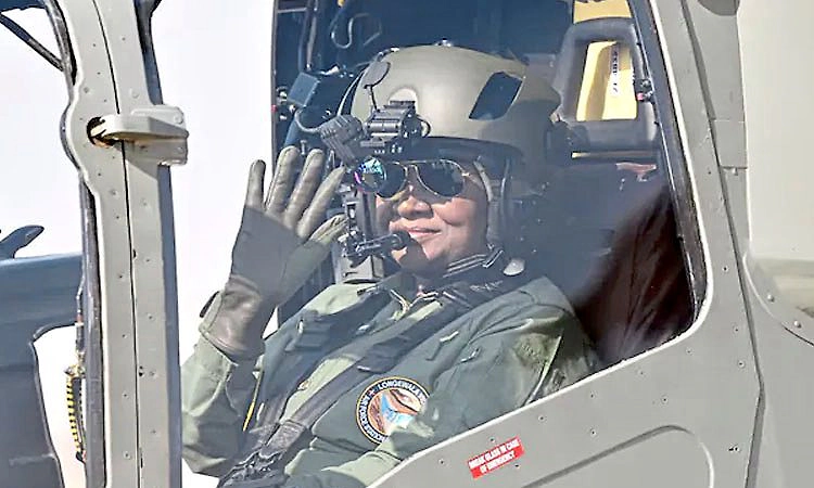 Jaisalmer:'ಪ್ರಚಂಡ' ಯುದ್ಧ ಹೆಲಿಕಾಪ್ಟರ್ ನಲ್ಲಿ ಹಾರಾಟ ನಡೆಸಿದ ಮೊದಲ ರಾಷ್ಟ್ರಪತಿ ಮುರ್ಮು !