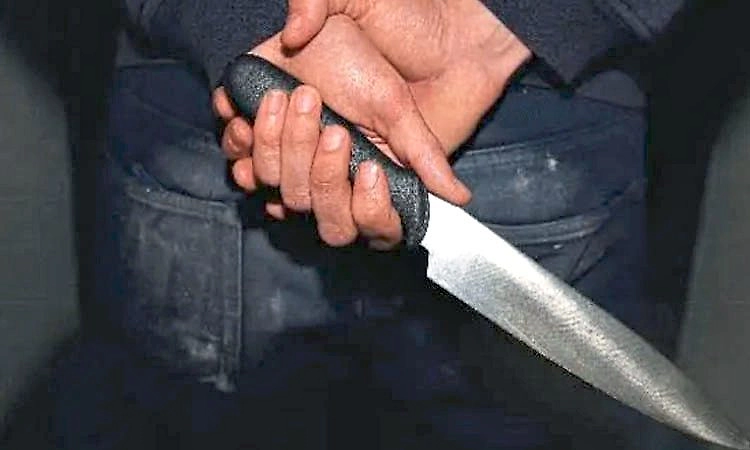 Chincholi: ಅಕ್ರಮ ಮಣ್ಣುಸಾಗಾಟ ಲಾರಿ ತಡೆದ ಗ್ರಾಮಸ್ಥರಿಗೆ ಚಾಕು ತೋರಿಸಿ ಬೆದರಿಕೆ