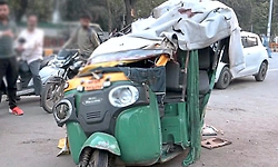 ರಸ್ತೆ ಅಪಘಾತ: ಆಟೋ ರಿಕ್ಷಾಕ್ಕೆ ಸ್ಕಾರ್ಪಿಯೋ ಕಾರು ಡಿಕ್ಕಿ; ಒಂದೇ ಕುಟುಂಬದ ಐವರ ಸಾವು