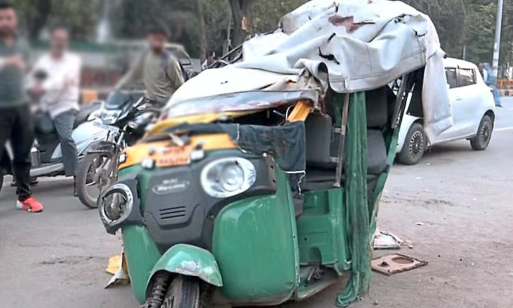 ರಸ್ತೆ ಅಪಘಾತ: ಆಟೋ ರಿಕ್ಷಾಕ್ಕೆ ಸ್ಕಾರ್ಪಿಯೋ ಕಾರು ಡಿಕ್ಕಿ; ಒಂದೇ ಕುಟುಂಬದ ಐವರ ಸಾವು