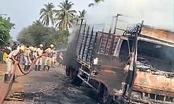 ಗೂಡ್ಸ್ ವಾಹನಕ್ಕೆ ವಿದ್ಯುತ್ ತಂತಿ ಸ್ಪರ್ಶ, ಸ್ಥಳದಲ್ಲೇ ಸುಟ್ಟು ಕರಕಲಾದ ವಾಹನ