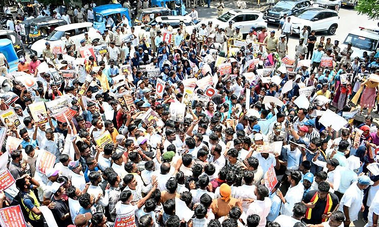 Kalaburagi: ನೇಮಕಾತಿಗೆ ಆಗ್ರಹಿಸಿ ಬೀದಿಗಿಳಿದ ವಿದ್ಯಾರ್ಥಿಗಳು ಯುವಕರು