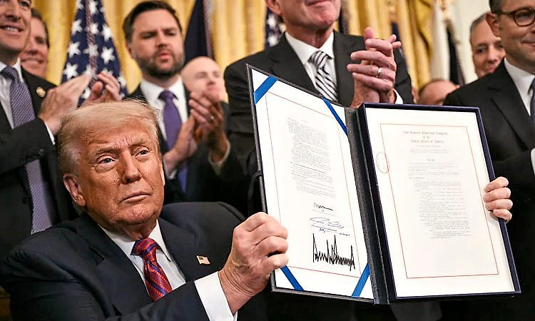 ಅಮೆರಿಕದ ನೋಟಿನಲ್ಲಿ ಟ್ರಂಪ್‌ ಸಹಿ: 165 ವರ್ಷದಲ್ಲೇ ಮೊದಲು!