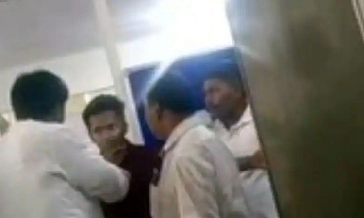 ಸರ್ಕಾರಿ ಅಧಿಕಾರಿ ಮೇಲೆ ಹಲ್ಲೆ: ಬಿಜೆಪಿ ಮುಖಂಡನ ವಿರುದ್ಧ ಕೇಸ್