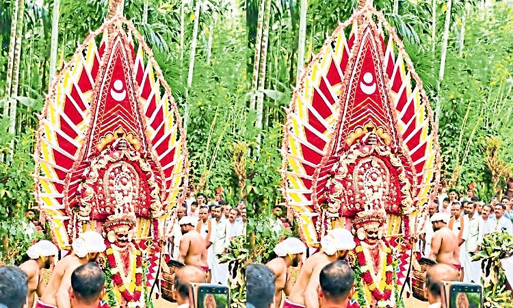 ಮಂಡೆಕೋಲಿನ ಅಡ್ಡಣಪೆಟ್ಟು: ದೈವವೇ ಬಂದು ಜಗಳ ಬಿಡಿಸುವ ಅಪರೂಪದ ಆಚರಣೆ