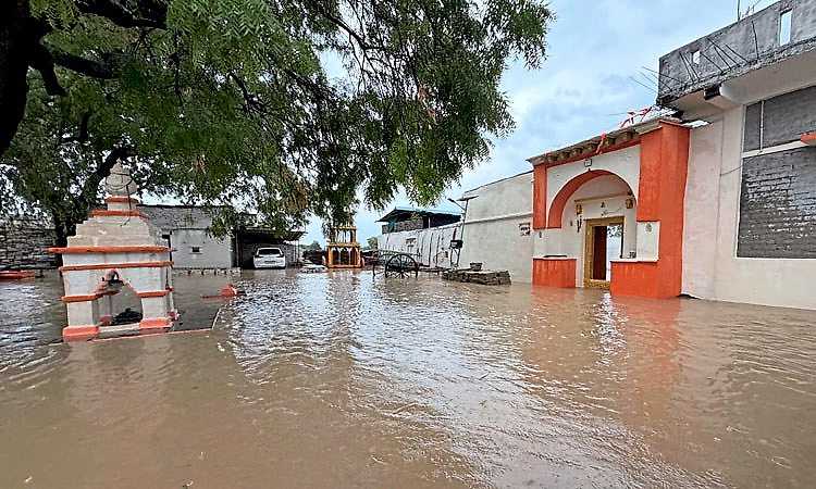 Kalaburagi: ನಸುಕಿನ ಜಾವದಿಂದ ಭಾರಿ ಮಳೆ: ಸಿಡಿಲು ಬಡಿದು ನೆಲಕ್ಕುರುಳಿದ ಮನೆ; ಮಠ ಜಲಾವೃತ