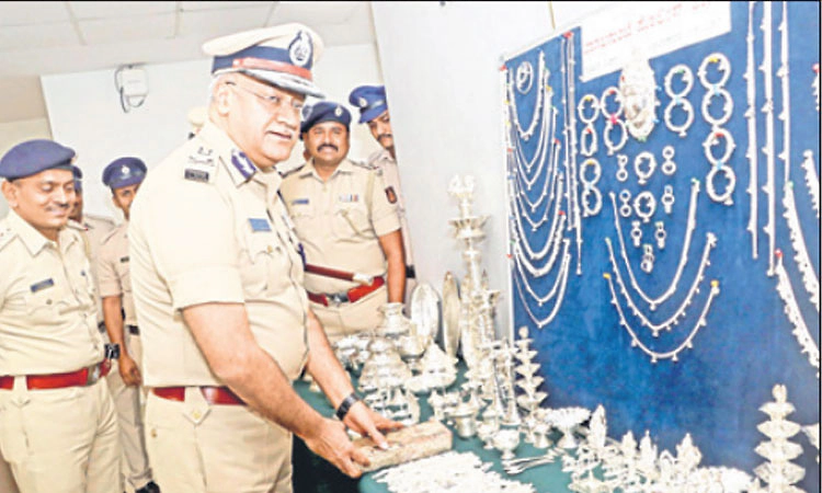 ಚಿನ್ನದಂಗಡಿ ಗೋಡೆ ಕೊರೆದು 1 ಕೋಟಿ ಮೌಲ್ಯದ ಬೆಳ್ಳಿ ಕಳವು : ಮೂವರ ಬಂಧನ