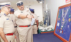 ಮನೆ ಕಳ್ಳತನ: ಅರ್ಧ ಕೆ.ಜಿ.ಚಿನ್ನ, ಕಾರು ಜಪ್ತಿ, ಇಬ್ಬರ ಸೆರೆ