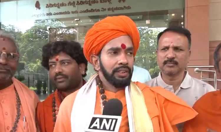 ದೆಹಲಿಯಲ್ಲಿ ಹಿಂದುಳಿದ ವರ್ಗಗಳ ಸ್ವಾಮೀಜಿಗಳಿಂದ ಡಿಕೆಶಿ ಪರ ಬ್ಯಾಟಿಂಗ್!