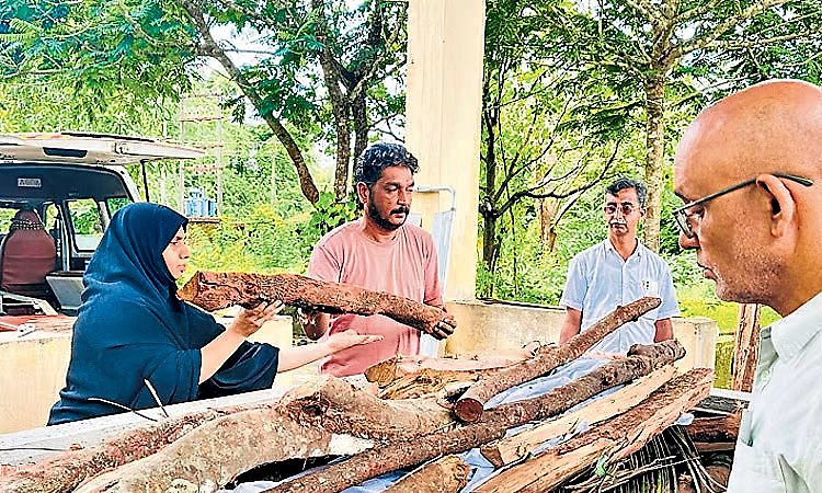 ಅನಾಥ ಹಿಂದೂ ವ್ಯಕ್ತಿಯ ಅಂತಿಮ ಸಂಸ್ಕಾರ ನೆರವೇರಿಸಿದ ಮುಸ್ಲಿಂ ಹೆಣ್ಣುಮಗಳು