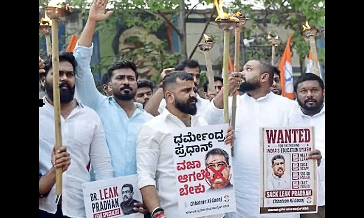 ನೀಟ್‌ ಅಕ್ರಮ ವಿರುದ್ಧ ‘ಕೈ’ ಪಂಜಿನ ಮೆರವಣಿಗೆ