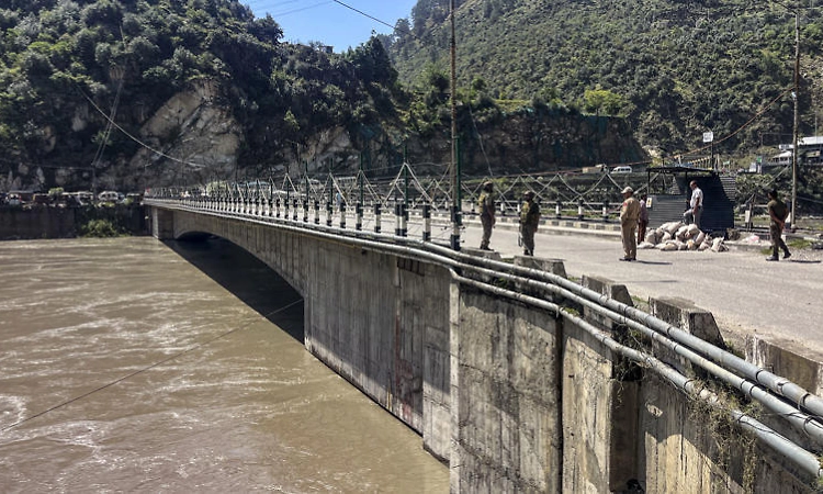 Fresh landslide leaves 1700 trucks stranded on Jammu-Srinagar NH; Doda bridge closed