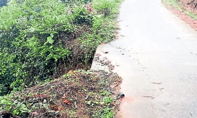 ರಸ್ತೆ ಕುಸಿದು 3 ವರ್ಷ, ತಡೆಗೋಡೆಯೂ ಇಲ್ಲ!