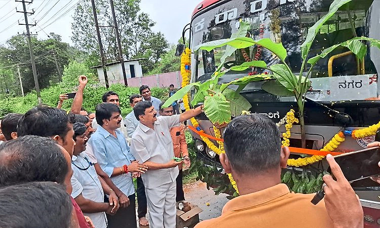 ತೀರ್ಥಹಳ್ಳಿ - ನಗರಕ್ಕೆ ನೂತನ ಕೆಎಸ್ಆರ್‌ಟಿಸಿ ಬಸ್: ಶಾಸಕ ಆರಗ ಜ್ಞಾನೇಂದ್ರ ಚಾಲನೆ