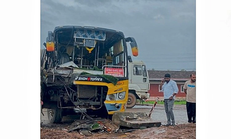 ಸೂರಲ್ಪಾಡಿ: ನೂತನ ಟೋಲ್‌ಗೇಟ್‌ ಬಳಿ ಬ್ಯಾರಿಕೇಡ್‌ಗೆ ಖಾಸಗಿ ಬಸ್‌ ಢಿಕ್ಕಿ, ಮೂವರಿಗೆ ಗಾಯ